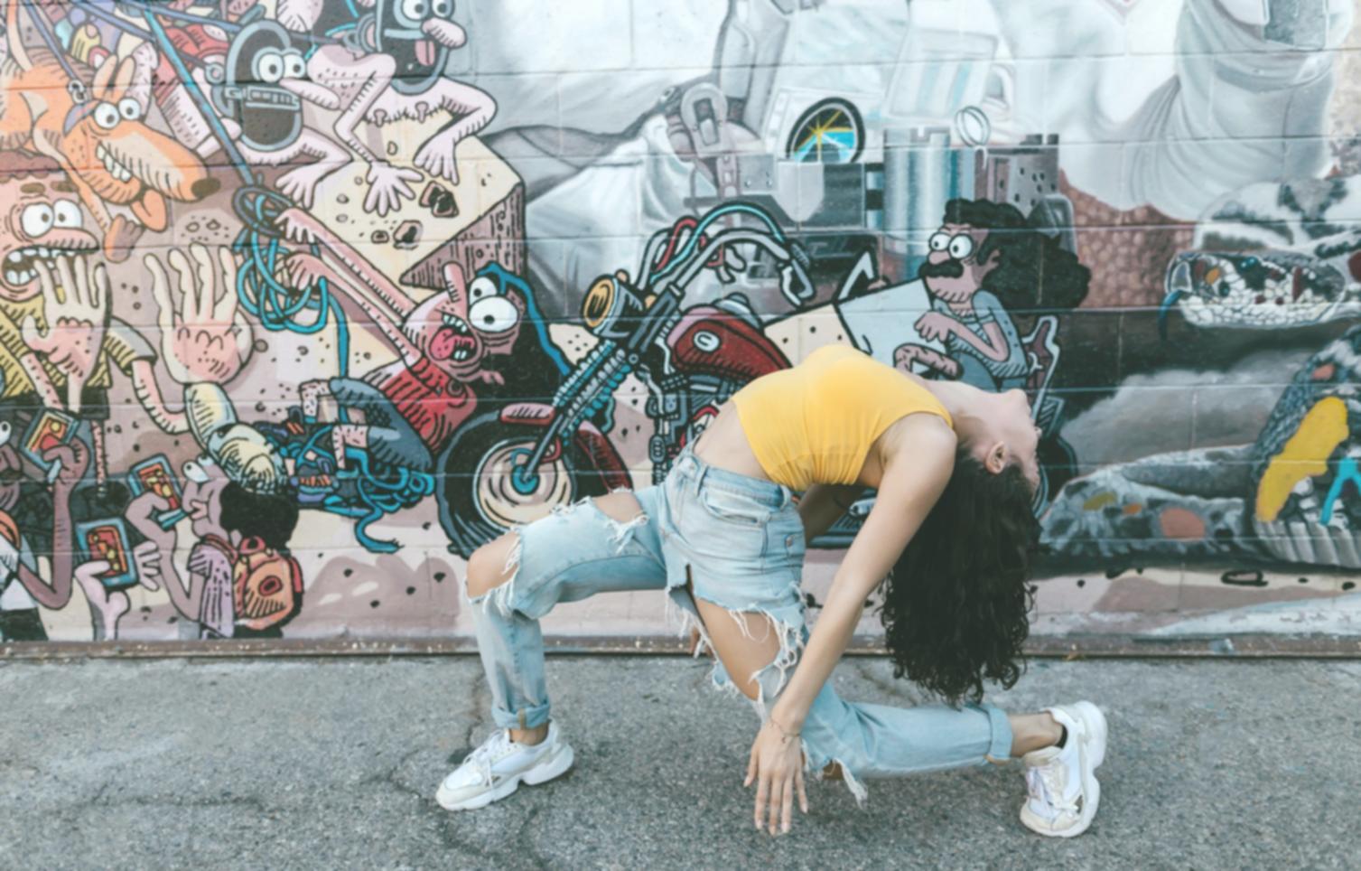 Environnement de studio spacieux conçu pour la pratique de la danse contemporaine