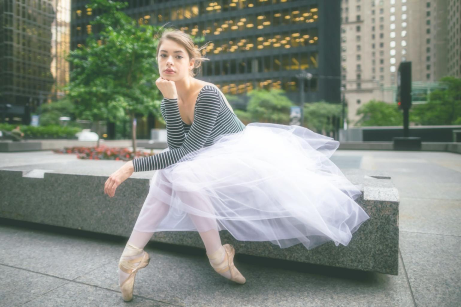 Studio de danse avec miroirs et barres pour techniques de performance