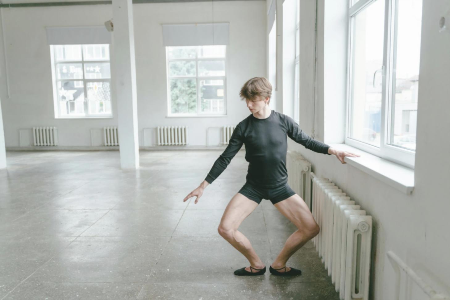 Studio de danse personnel avec miroir mural et éclairage adapté